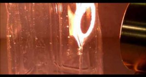 ペットボトルの穴開け－ハロゲンポイントヒーターの活用法ビデオ