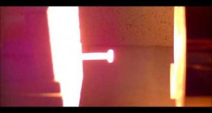 鉄釘の頭の加熱－ハロゲンポイントヒーターの活用法ビデオ