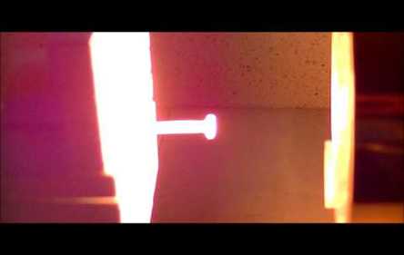 鉄釘の頭の加熱－ハロゲンポイントヒーターの活用法ビデオ