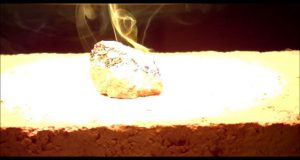 岩石の加熱・溶解・ガラス化シリーズ16　ブルナイト（班銅鉱）