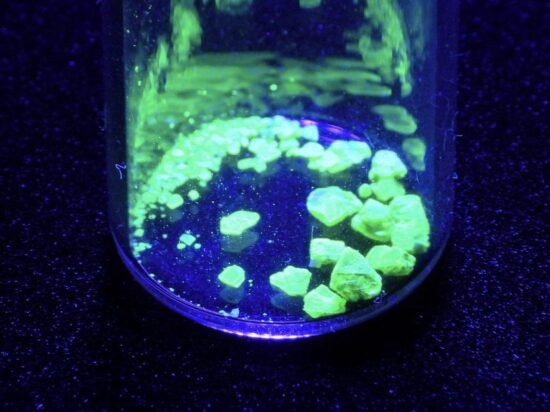 ウラン鉱の定量化紫外線蛍光法
