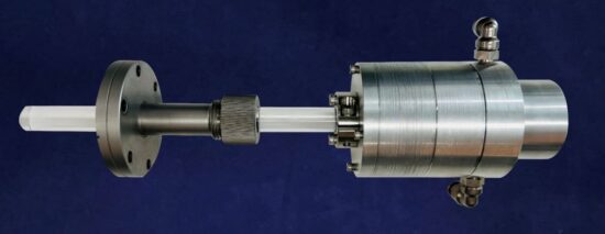 HGRH-70ガラスロッドを真空ゲージポートに挿入した例。真空チャンバー内加熱への応用が可能です。